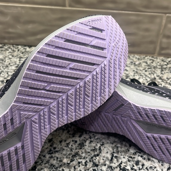 Brooks Levitate GTS 5- Women’s Size 6.5 - Picture 8 of 9